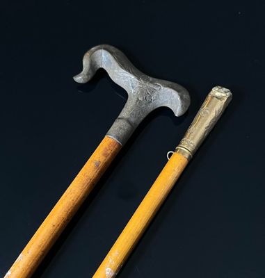 Deux cannes d'enfant, le pommeau en métal doré (accidenté), …