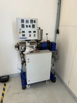 une machine qui se trouve dans le coin d'une pièce