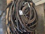 un tas de tuyaux posé sur une palette dans un garage