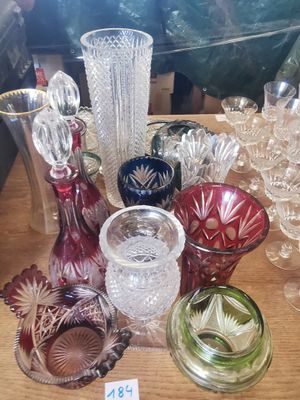de nombreux vases et verres en verre sur la table