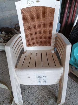 une chaise en plastique blanc avec un dossier et une assise en osier