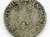 une vieille pièce d'argent surmontée d'une couronne