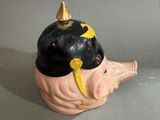 un éléphant noir et jaune avec un casque sur la tête