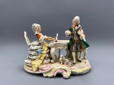 une image représentant une figurine de deux personnes jouant aux cartes