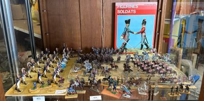 une vitrine contenant de nombreux petits soldats