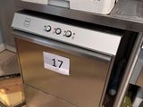 un lave-vaisselle surmonté d'un panier, dans une cuisine