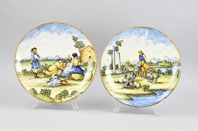 deux assiettes avec une peinture représentant un homme et une femme