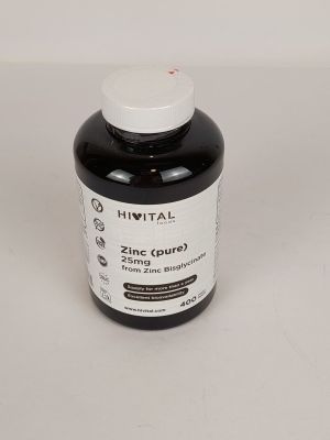 la bouteille contenant un liquide noir est posée sur une surface blanche