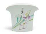 un vase blanc orné d'une fleur violette