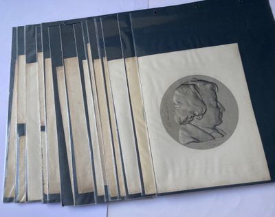 plusieurs livres posés sur une table, sur lesquels figure le dessin d'un homme