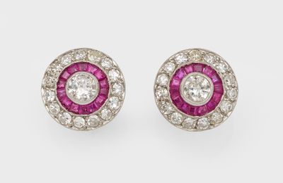une paire de boucles d'oreilles en rubis et diamants