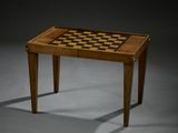 une image représentant une table d'échecs en bois sur laquelle est posé un échiquier