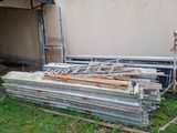 un tas de bois posé sur l'herbe, à l'extérieur