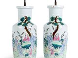 paire de vases chinois avec des oiseaux et des fleurs peints dessus