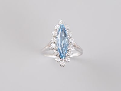 un gros plan d'une bague sertie d'une topaze bleue et d'une topaze blanche