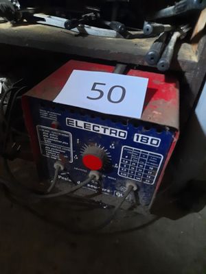 une petite machine posée sur le sol