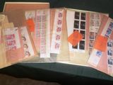 de nombreux types de timbres et d'enveloppes disposés sur une table