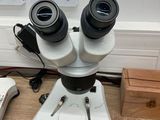 un microscope posé sur une table à côté d'un téléphone portable