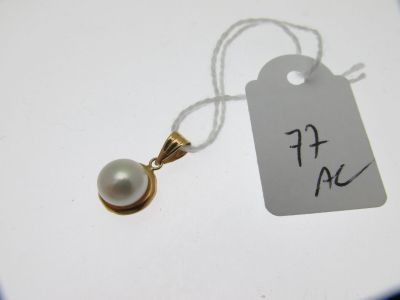 un collier de perles blanches muni d'une étiquette