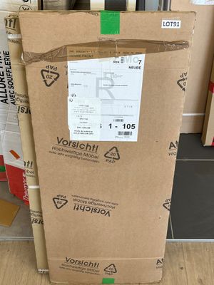 une boîte en carton posée sur un carton