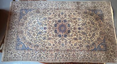 une photo d'un grand tapis oriental posé sur une table en bois
