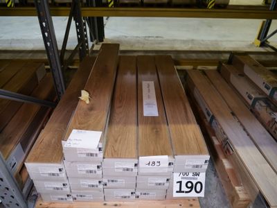 plusieurs piles de planches de bois empilées les unes sur les autres dans un entrepôt