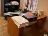 une photo d'une pièce avec un bureau et une bibliothèque