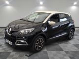 une voiture noire et blanche garée sur un sol à damier