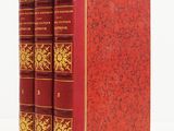 deux livres rouges posés l'un sur l'autre sur une surface blanche