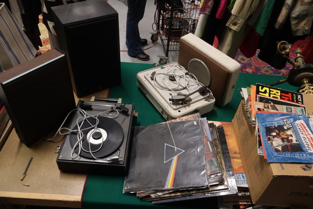 Vintage - et RELLA deux tourne-disques, et lot de 33 tours, et de...