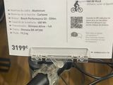 un gros plan d'un vélo sur lequel est accrochée une étiquette de prix