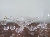 plusieurs morceaux de verre posés sur une table les uns à côté des autres