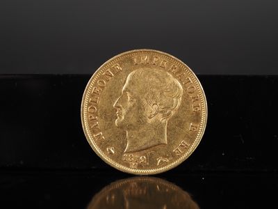 une pièce « sovereign » en or posée sur une surface noire