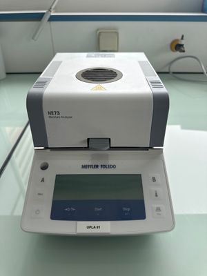 une machine blanche posée sur une table en verre
