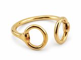 gros plan d'une bague en or sur fond blanc