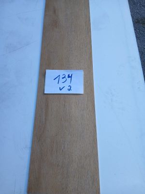des planches de bois, avec une étiquette de prix, posées sur une table