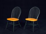 deux chaises noires et orange sur fond noir
