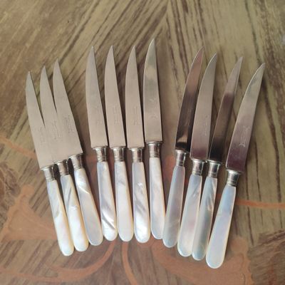 12 couteaux à fruits, à manche nacre
