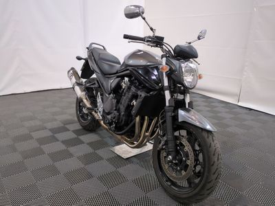 une moto qui est garée dans une pièce dont le sol est en damier