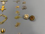 de nombreux types de bijoux sur la table