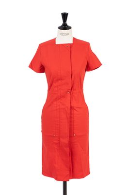 une image représentant une robe rouge sur un mannequin
