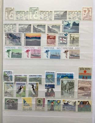 une photo d'une photo d'un mur avec des timbres dessus
