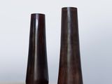 trois vases posés sur une table