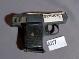 un pistolet posé sur une table, avec une étiquette indiquant son prix