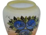 un vase orné de fleurs bleues sur fond blanc