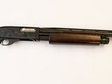 gros plan d'un fusil sur une table à fond blanc