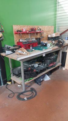 un établi dans un garage avec des outils dessus