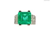 une bague en émeraude et diamant