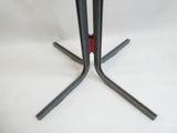 une paire de pieds de table en métal avec un plateau rouge sur fond blanc