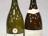deux bouteilles de vin posées l'une à côté de l'autre sur une table